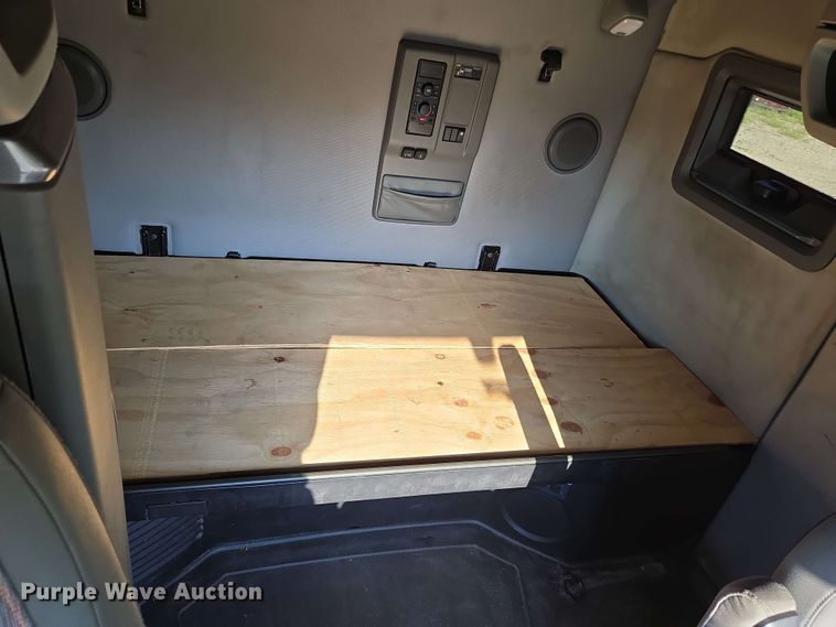 image for item EN8997 2019 Volvo VNL 760 semi truck