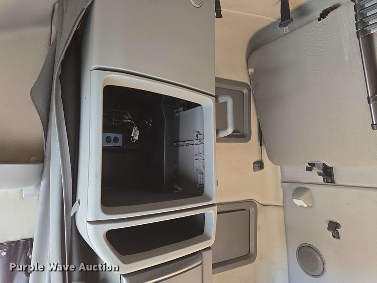 image for item EN8997 2019 Volvo VNL 760 semi truck