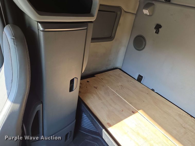 image for item EN8997 2019 Volvo VNL 760 semi truck