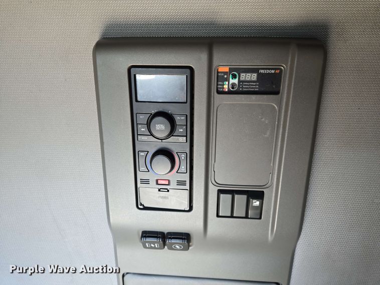 image for item EN8997 2019 Volvo VNL 760 semi truck