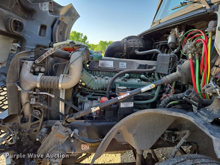 image for item EN8997 2019 Volvo VNL 760 semi truck