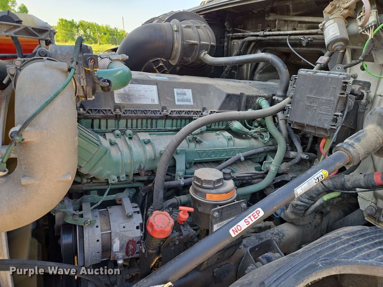 image for item EN8997 2019 Volvo VNL 760 semi truck