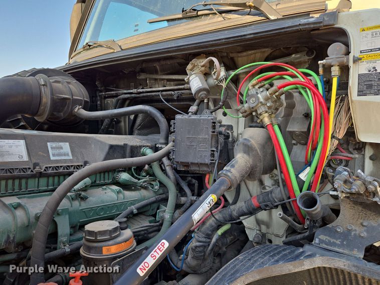 image for item EN8997 2019 Volvo VNL 760 semi truck