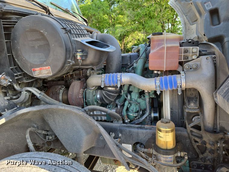 image for item EN8997 2019 Volvo VNL 760 semi truck