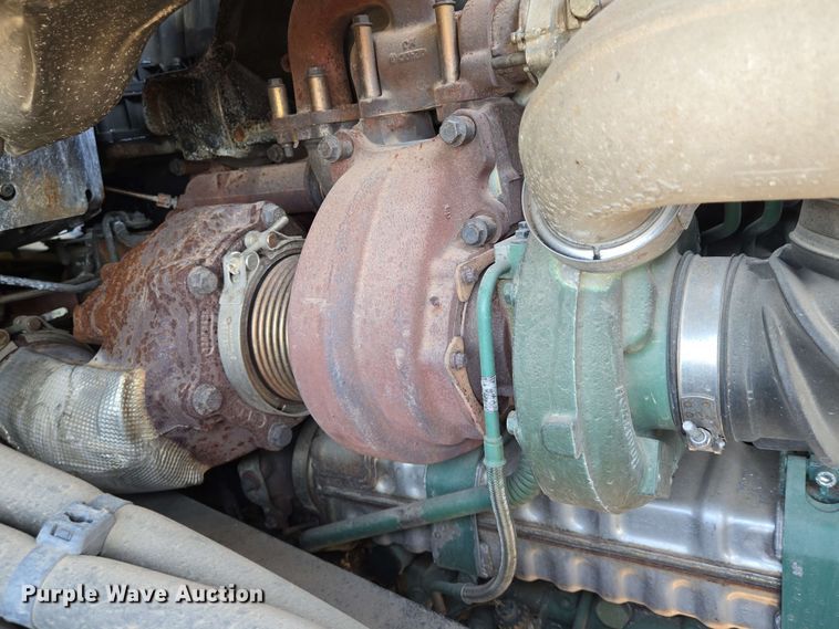 image for item EN8997 2019 Volvo VNL 760 semi truck