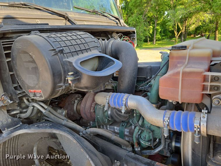 image for item EN8997 2019 Volvo VNL 760 semi truck