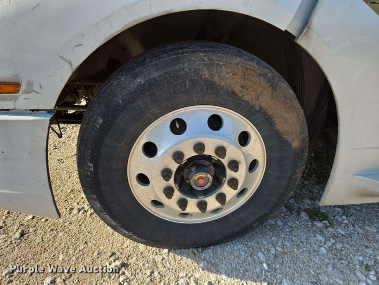 image for item EN8997 2019 Volvo VNL 760 semi truck