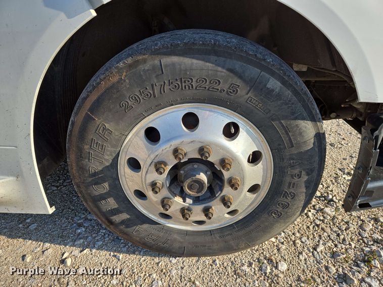 image for item EN8997 2019 Volvo VNL 760 semi truck