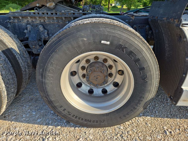 image for item EN8997 2019 Volvo VNL 760 semi truck