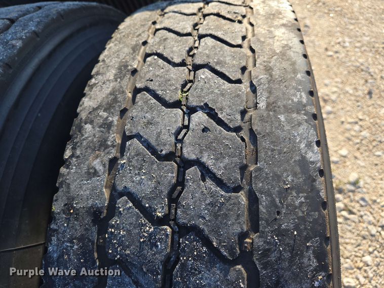 image for item EN8997 2019 Volvo VNL 760 semi truck