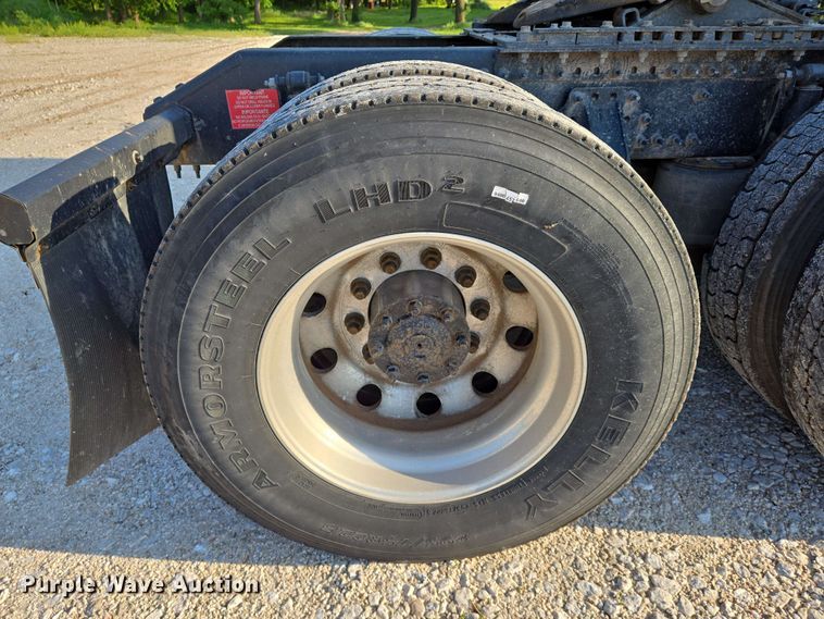 image for item EN8997 2019 Volvo VNL 760 semi truck