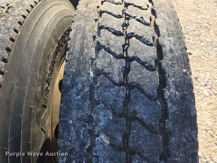 image for item EN8997 2019 Volvo VNL 760 semi truck