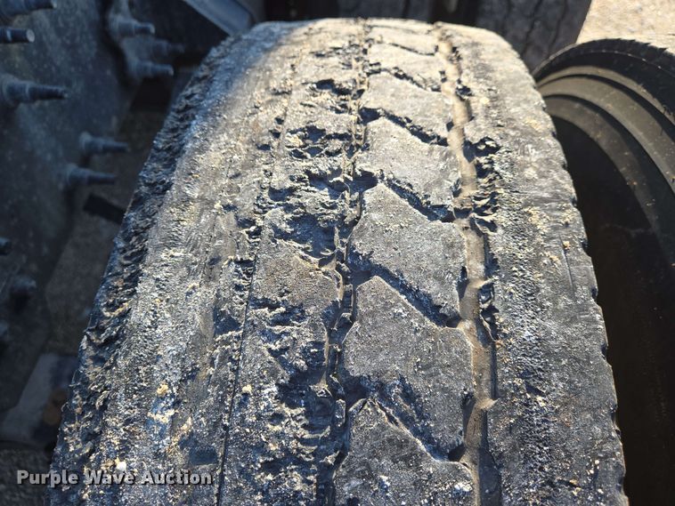 image for item EN8997 2019 Volvo VNL 760 semi truck