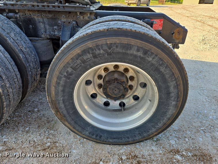 image for item EN8997 2019 Volvo VNL 760 semi truck