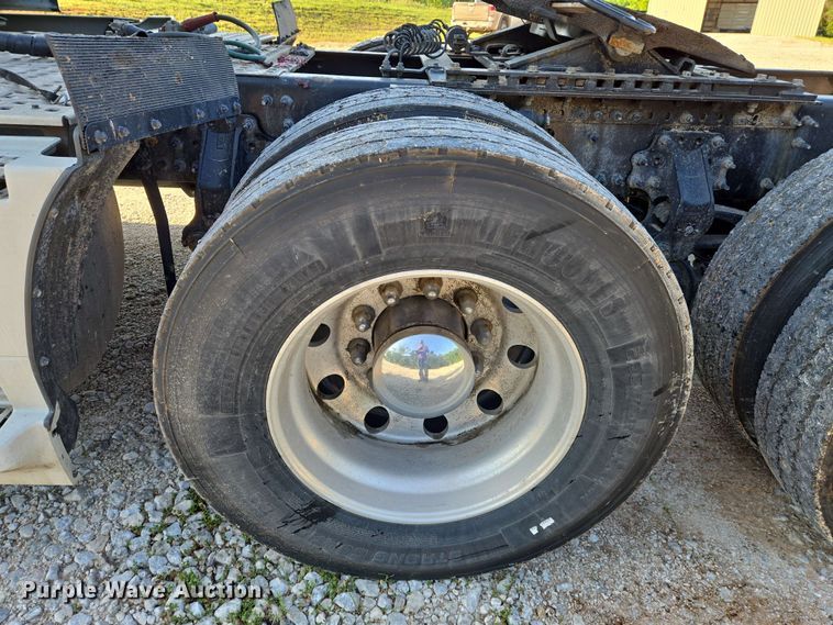 image for item EN8997 2019 Volvo VNL 760 semi truck