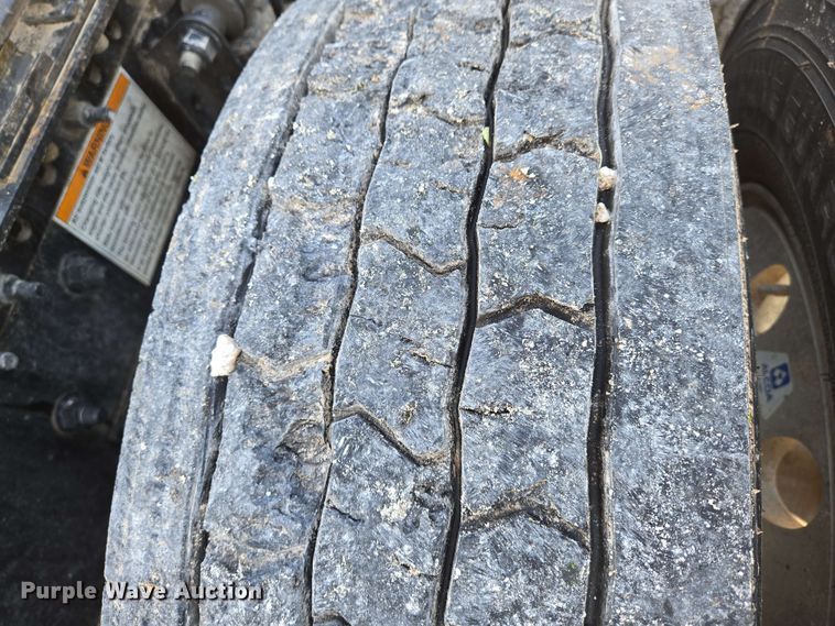 image for item EN8997 2019 Volvo VNL 760 semi truck