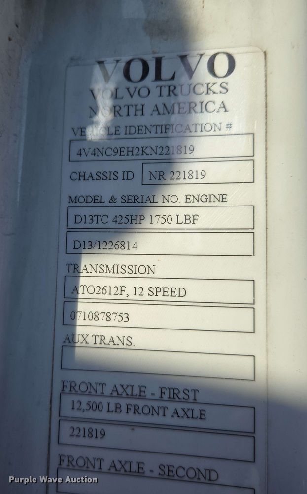 image for item EN8997 2019 Volvo VNL 760 semi truck