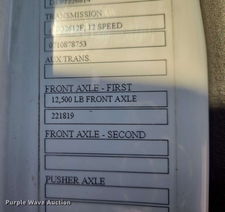 image for item EN8997 2019 Volvo VNL 760 semi truck