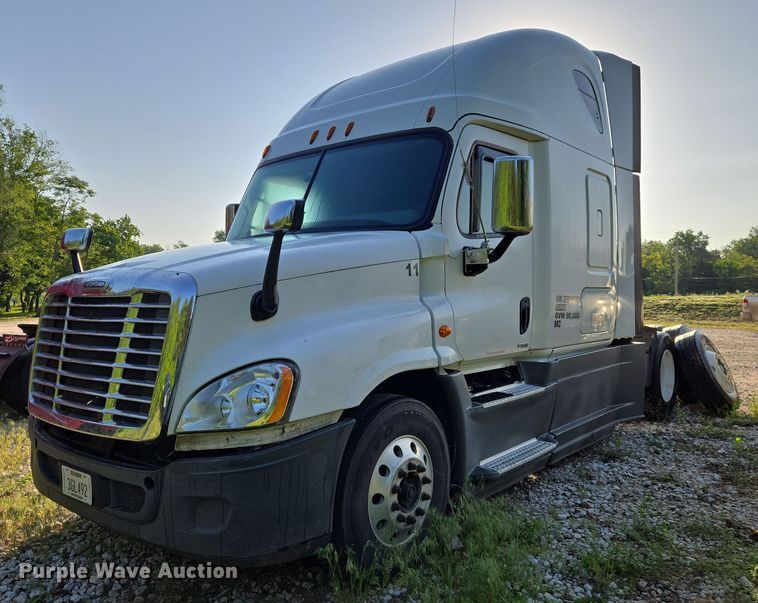 image for item EN8998 2015 Freightliner Cascadia semi truck