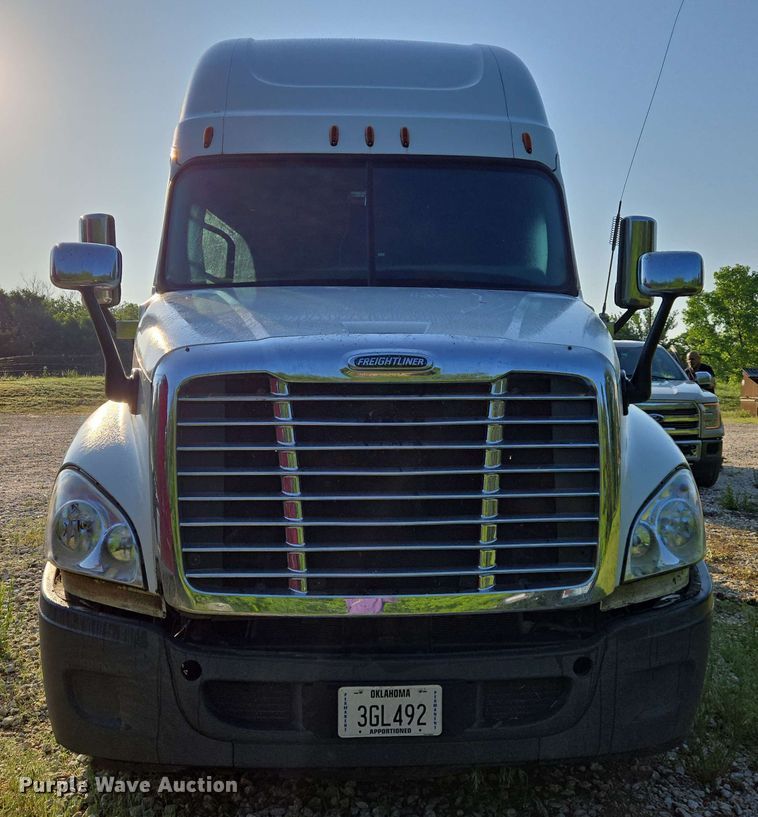 image for item EN8998 2015 Freightliner Cascadia semi truck