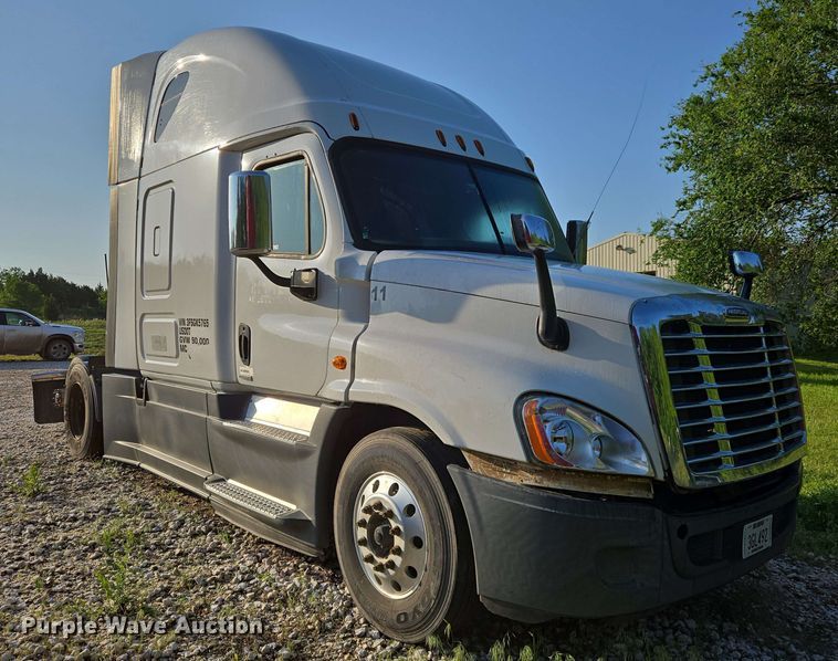 image for item EN8998 2015 Freightliner Cascadia semi truck