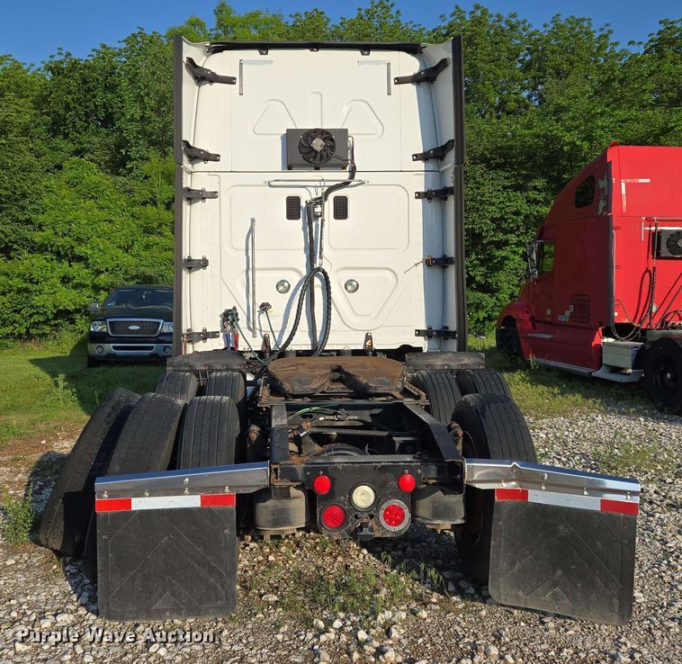 image for item EN8998 2015 Freightliner Cascadia semi truck