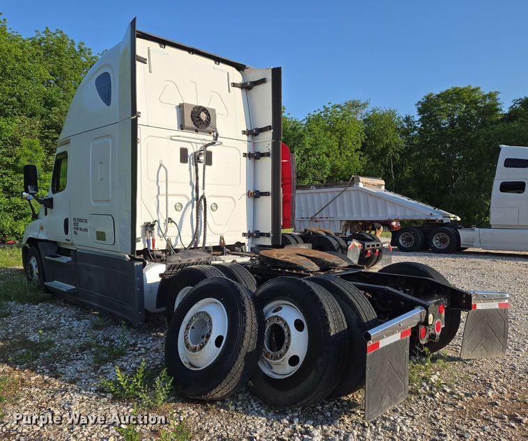 image for item EN8998 2015 Freightliner Cascadia semi truck