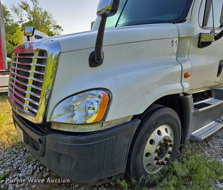 image for item EN8998 2015 Freightliner Cascadia semi truck