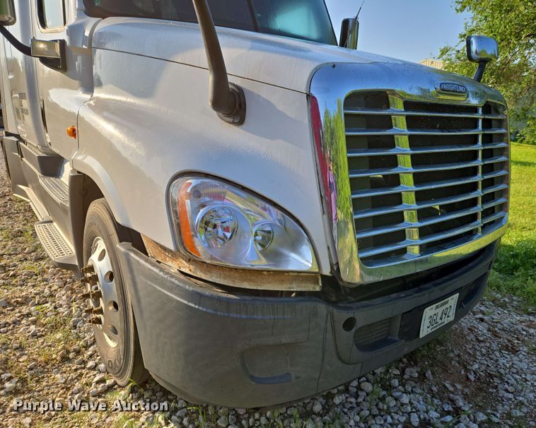 image for item EN8998 2015 Freightliner Cascadia semi truck