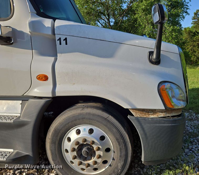 image for item EN8998 2015 Freightliner Cascadia semi truck