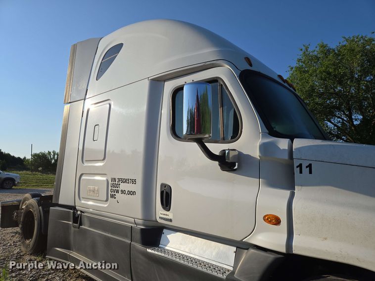 image for item EN8998 2015 Freightliner Cascadia semi truck