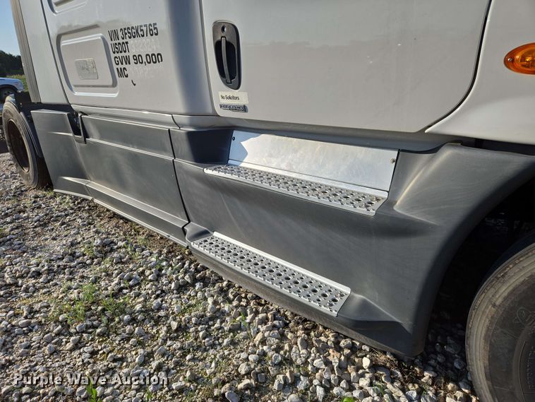 image for item EN8998 2015 Freightliner Cascadia semi truck