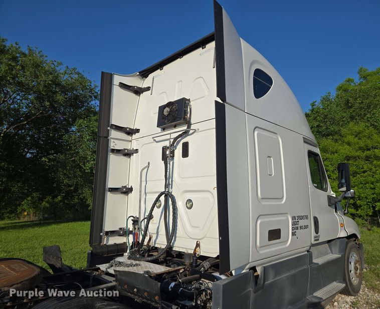 image for item EN8998 2015 Freightliner Cascadia semi truck