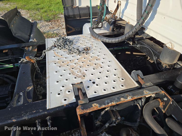 image for item EN8998 2015 Freightliner Cascadia semi truck