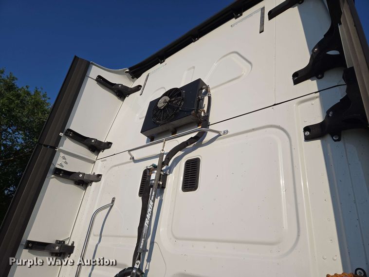 image for item EN8998 2015 Freightliner Cascadia semi truck