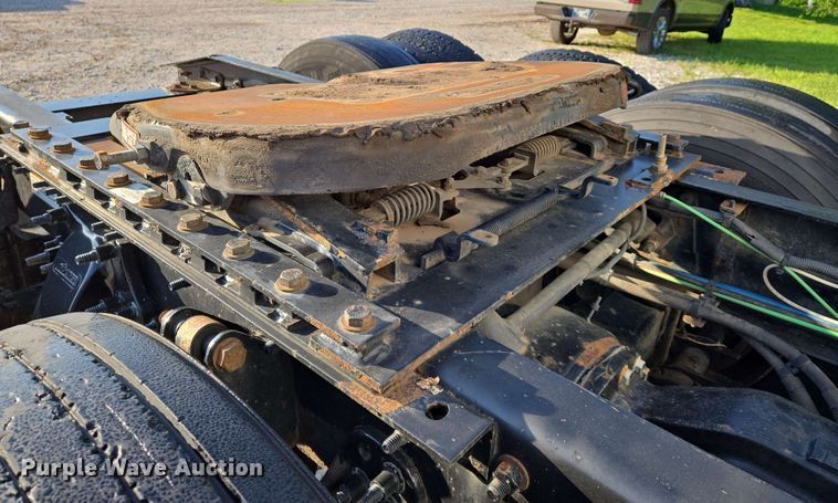 image for item EN8998 2015 Freightliner Cascadia semi truck