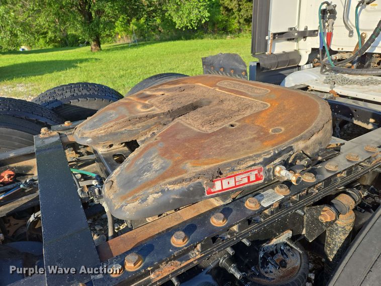 image for item EN8998 2015 Freightliner Cascadia semi truck