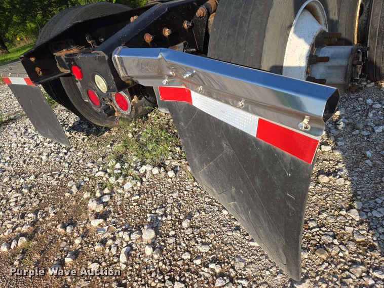 image for item EN8998 2015 Freightliner Cascadia semi truck