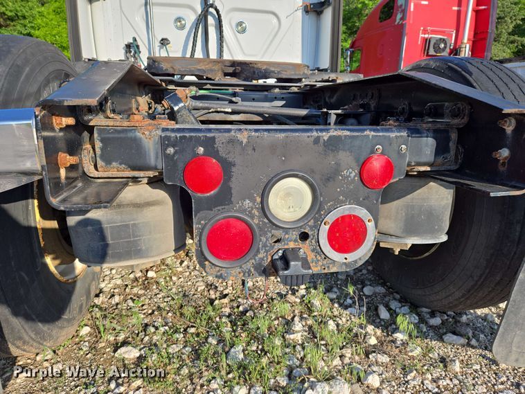 image for item EN8998 2015 Freightliner Cascadia semi truck