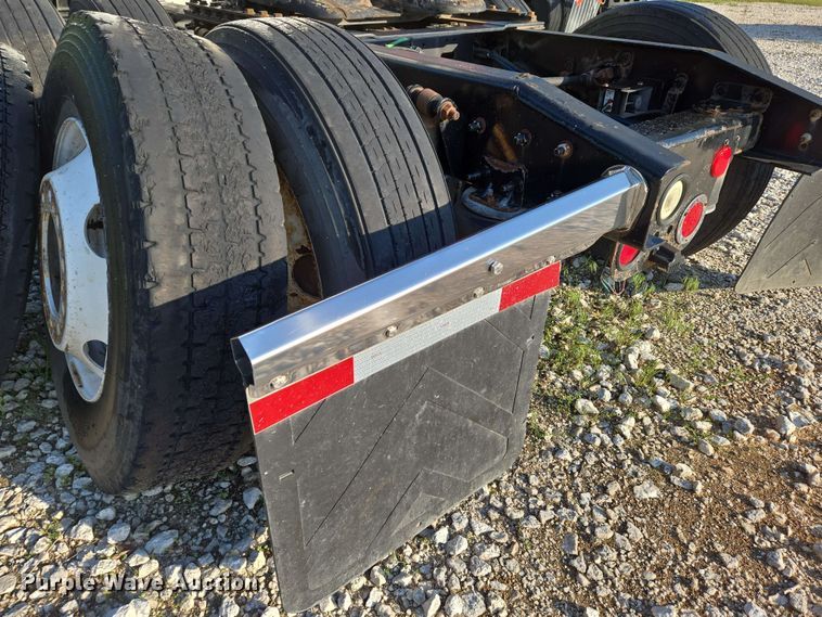 image for item EN8998 2015 Freightliner Cascadia semi truck