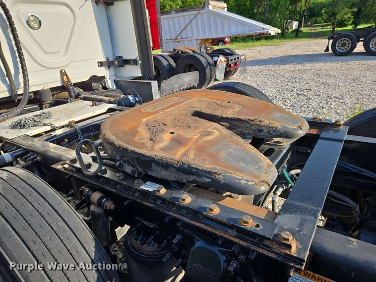 image for item EN8998 2015 Freightliner Cascadia semi truck