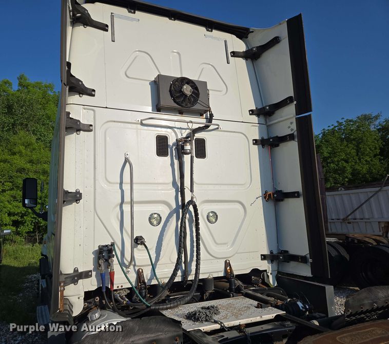 image for item EN8998 2015 Freightliner Cascadia semi truck