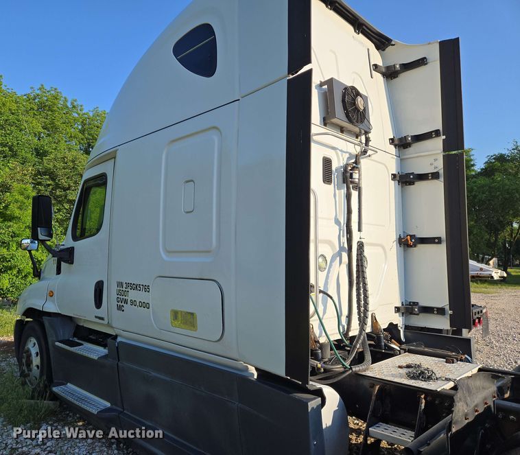 image for item EN8998 2015 Freightliner Cascadia semi truck