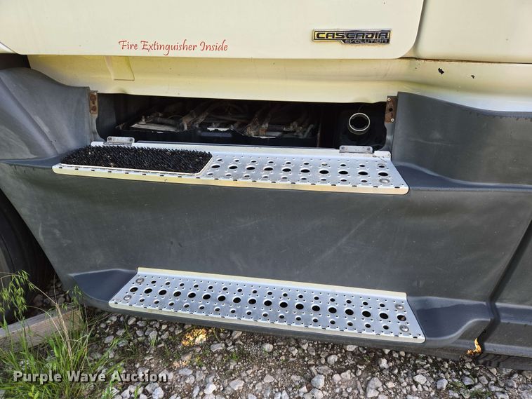 image for item EN8998 2015 Freightliner Cascadia semi truck