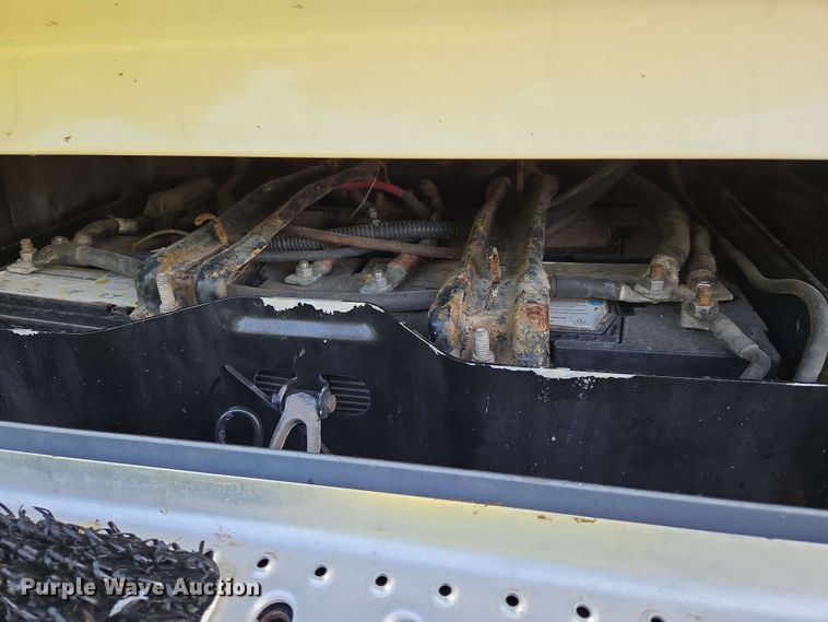 image for item EN8998 2015 Freightliner Cascadia semi truck