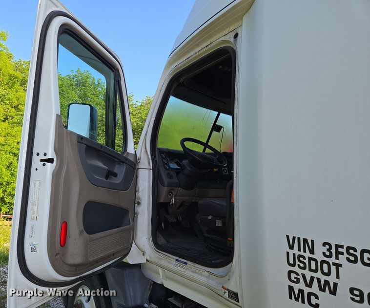 image for item EN8998 2015 Freightliner Cascadia semi truck