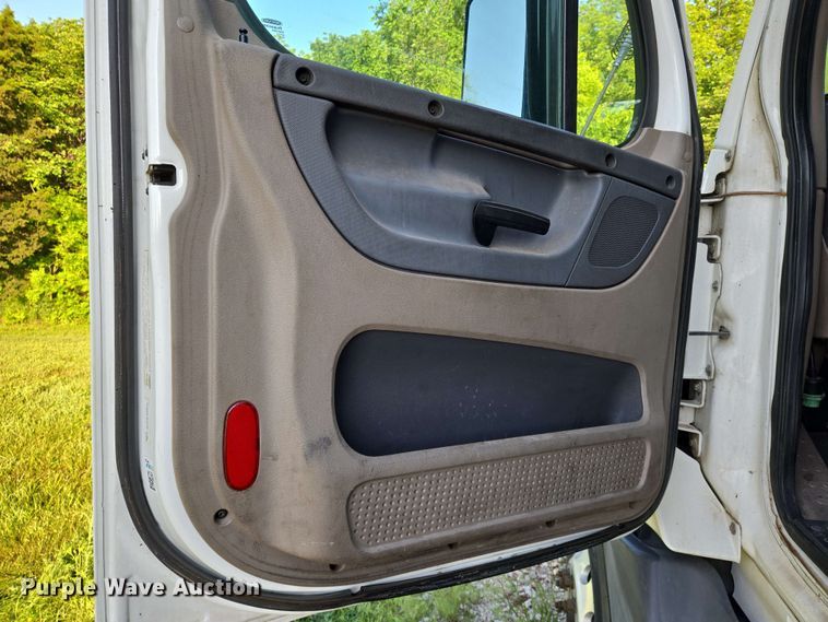 image for item EN8998 2015 Freightliner Cascadia semi truck