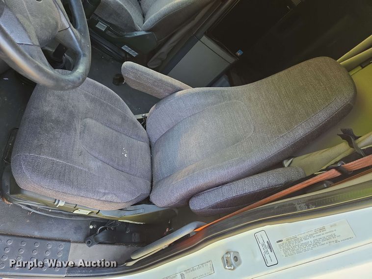 image for item EN8998 2015 Freightliner Cascadia semi truck