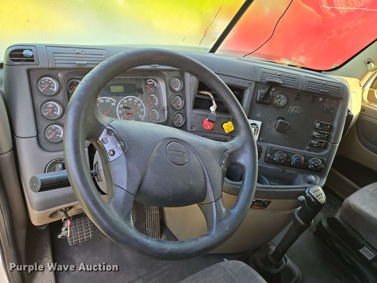 image for item EN8998 2015 Freightliner Cascadia semi truck