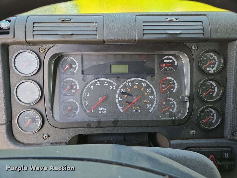 image for item EN8998 2015 Freightliner Cascadia semi truck